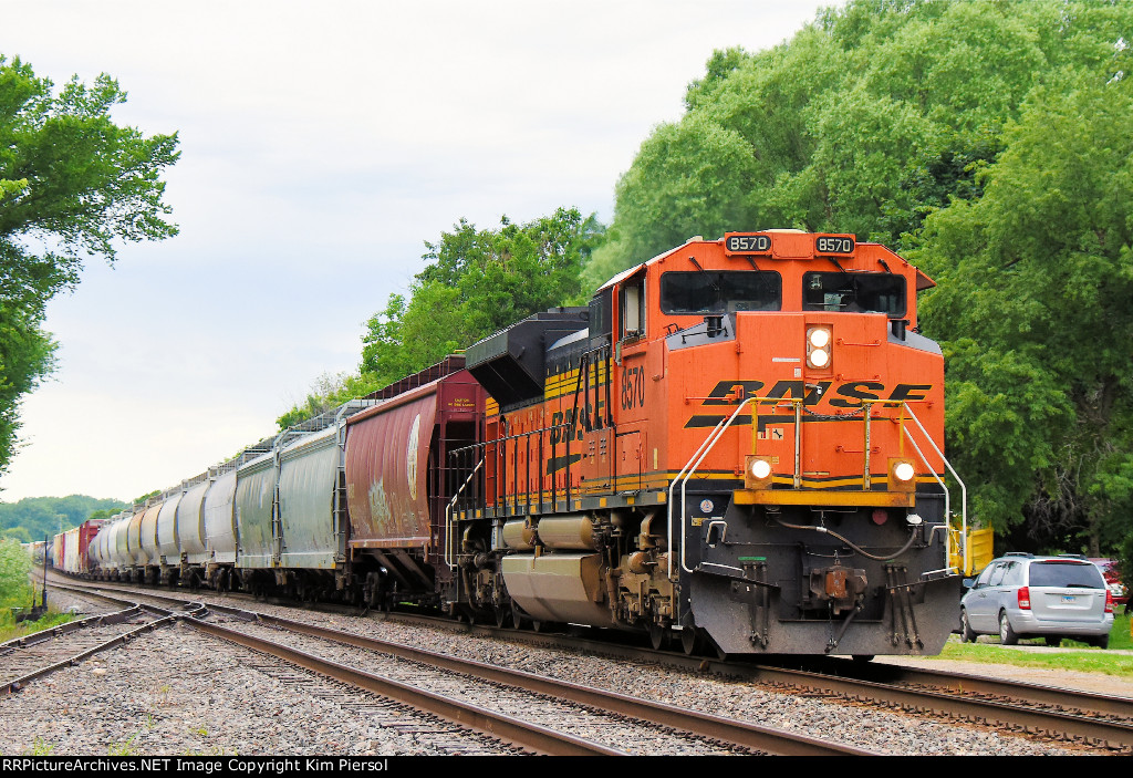 BNSF 8570